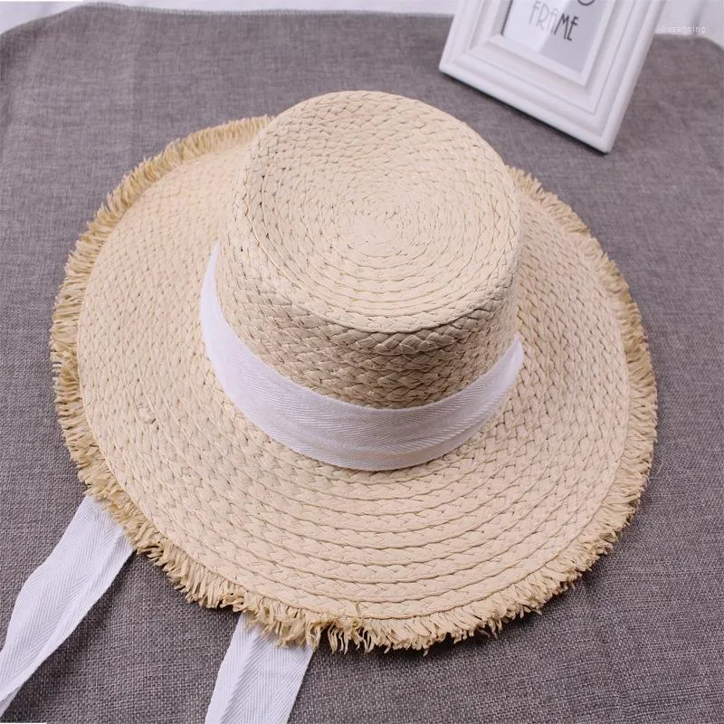 つば広帽子卸売夏の白いリボンわら女性のためのフラットトップ Fedora ビーチ太陽の帽子 UPF 50