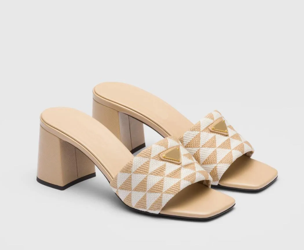 Design de luxo sandália feminina nua slides de tecido bordado chinelos de tecido estampados em triângulo sandália feminina chinelo salto bloco couro genuíno sola de borracha MARCA