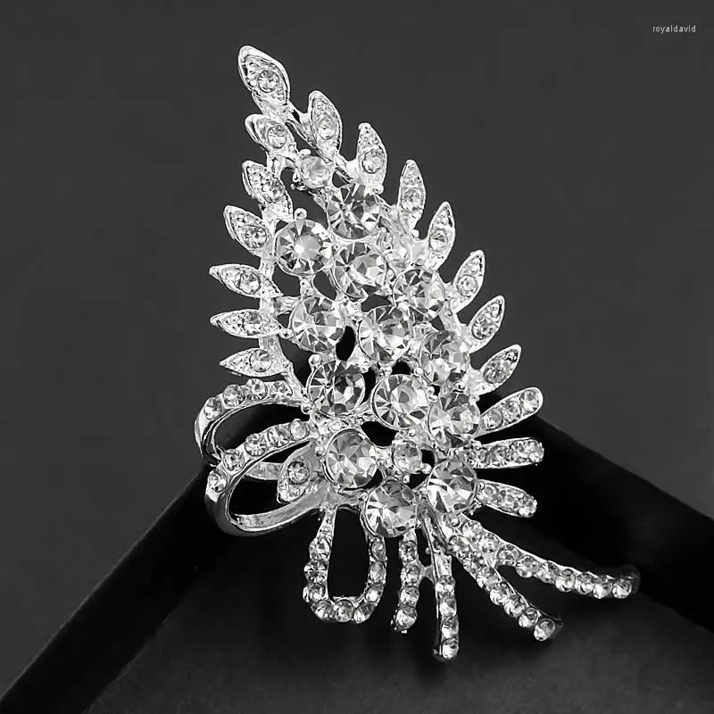 Broscher Kvinnligt Mode Vit Kristall Blomma För Kvinnor Lyx Silver Färg Rhinestone Legering Växt Brosch Säkerhetsnålar