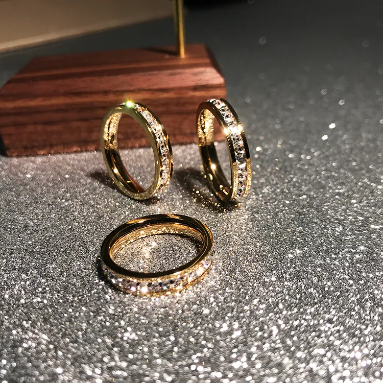 Fashion Luxury Pave Zirconia Crystal Ring Rose Gold Color Woman Gift Gioielli in acciaio al titanio Non sbiadisce mai Drop Shipping