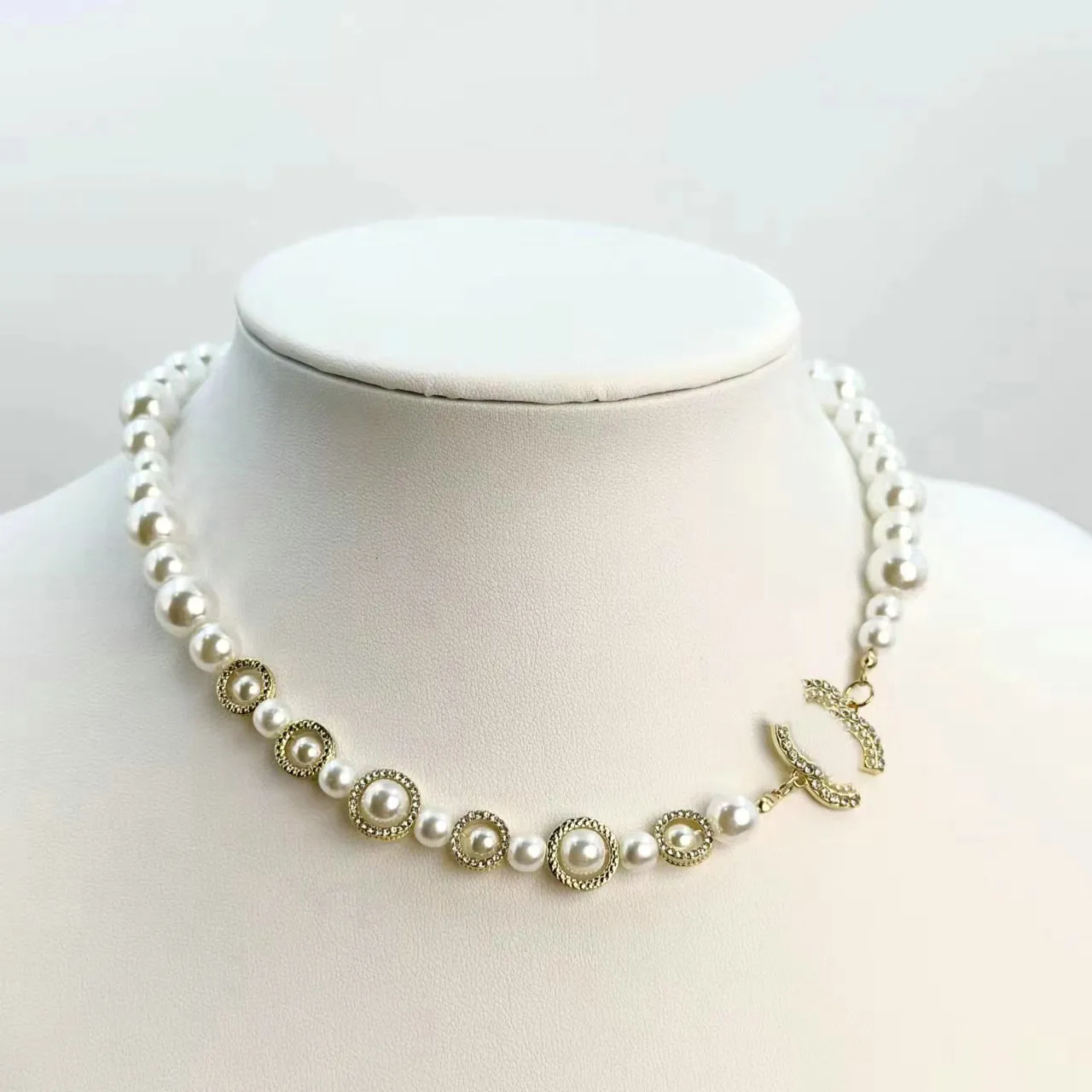 Письмо моды Diamond Pearl подвесное ожерелье дизайнерские ювелирные ювелирные изделия женщин -кокер -цепочка Свадебное подарки Жемчужное ожерелье