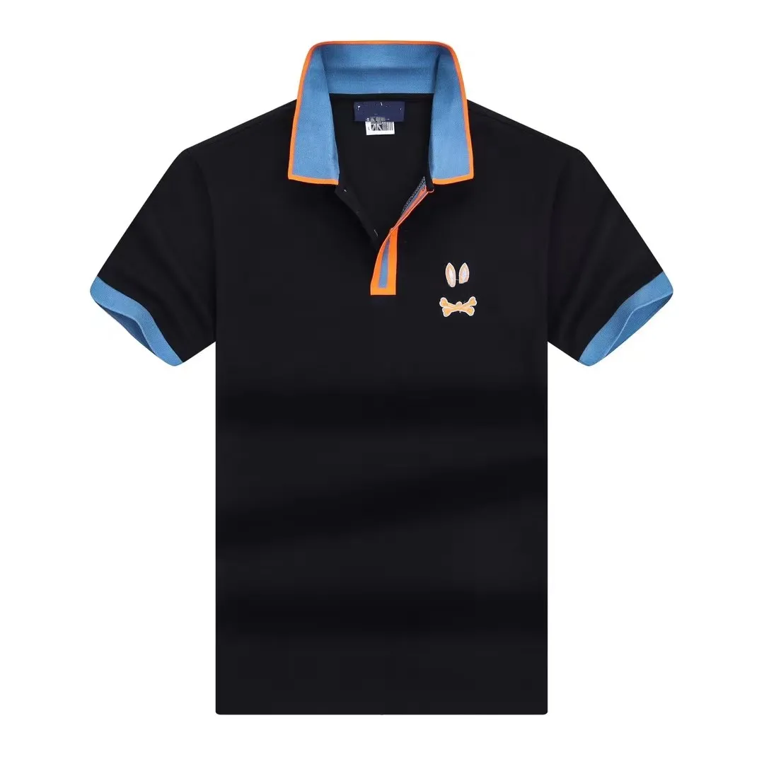 Klassisches Herren-Poloshirt aus Bunny-Kleidung, ein bewährtes Basic in der Garderobe. Gesponnen aus atmungsaktiver Pima-Baumwolle, geschnitten für ein klares Profil, mit Perlmuttknöpfen besticktem Hemd