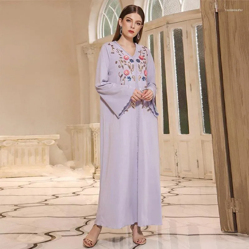 Ethnische Kleidung Muslim 2023 Herbst Naher Osten Abaya Mode V-Ausschnitt Stickerei Kleid Robe Echtzeitmodell