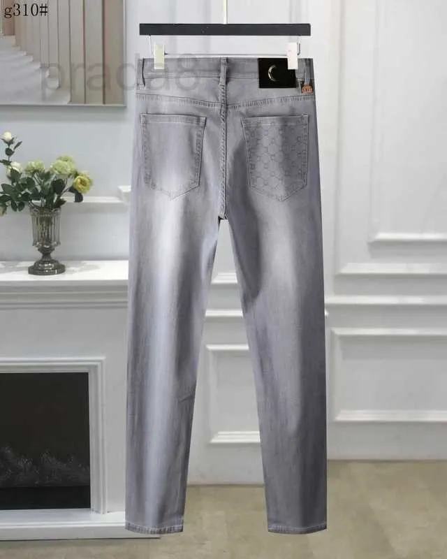 Jeans för män Designer 2023 senaste noteringen skinny jeans herr Bälte borr bokstav röd Grönt mönster etikett Blommönster Jeansbyxor Herrmode Hip Hop Storlek 29-40 XTD5