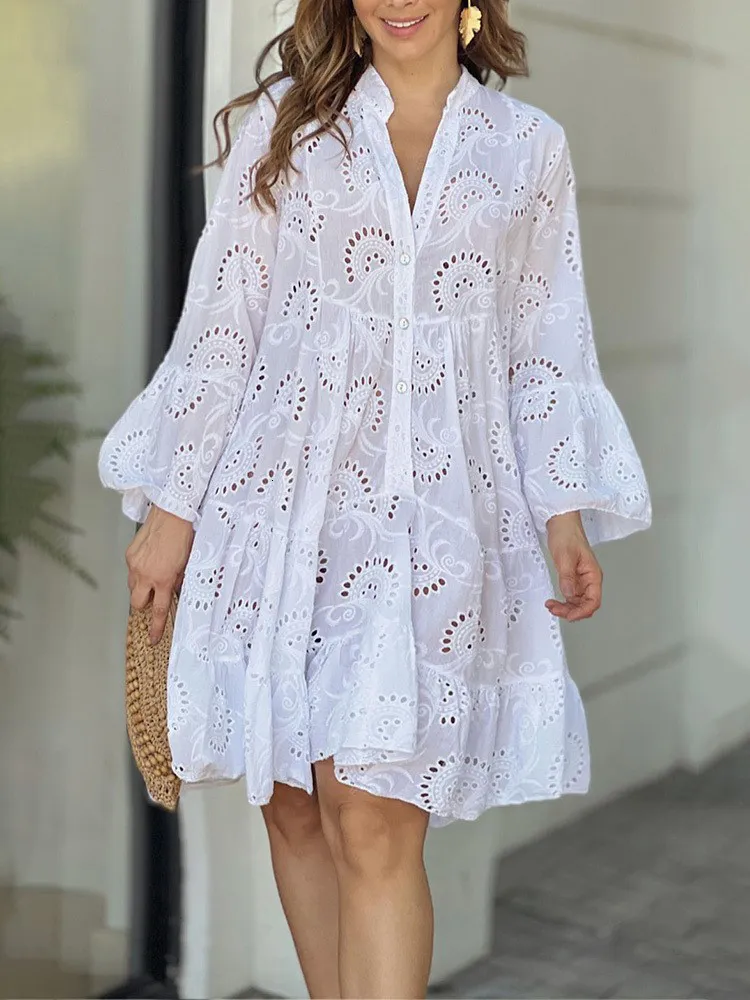 Robes Sexy urbaines été broderie dentelle robe femmes élégant Vintage col en V manches évasées évider Vestidos Sexy vacances plage Mini robes blanc 230706