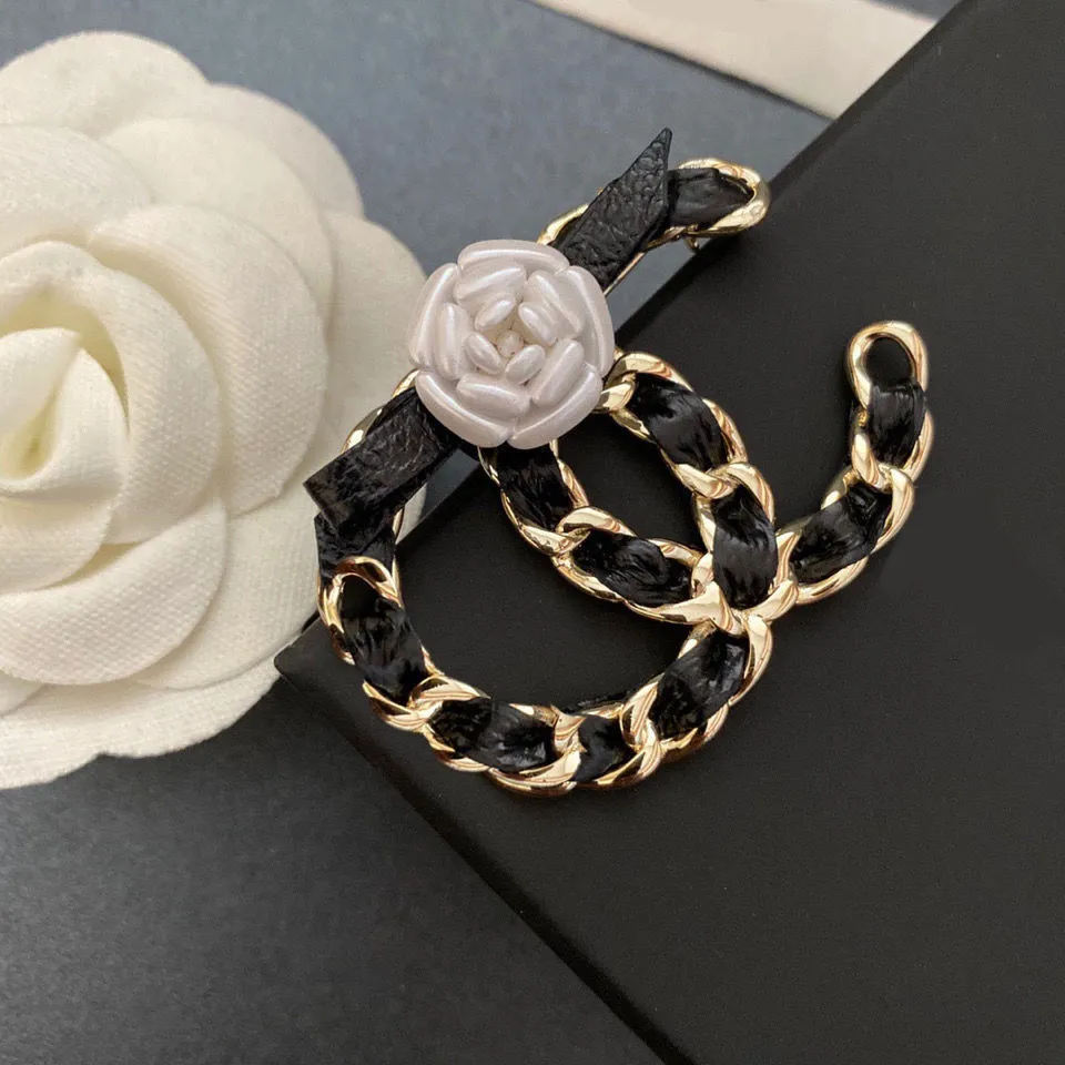 Słynna projektant broszka broch liter skórzane broszki kwiatowe garnituru pin złota platowana mody biżuteria dekoracja odzieży prezent WW