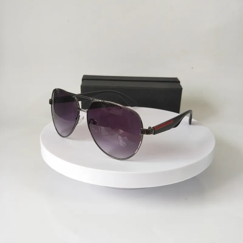 Gafas de sol de lujo para hombre Mujer Diseño de marco de metal al aire libre Gafas de sol Moda Gafas clásicas con caja