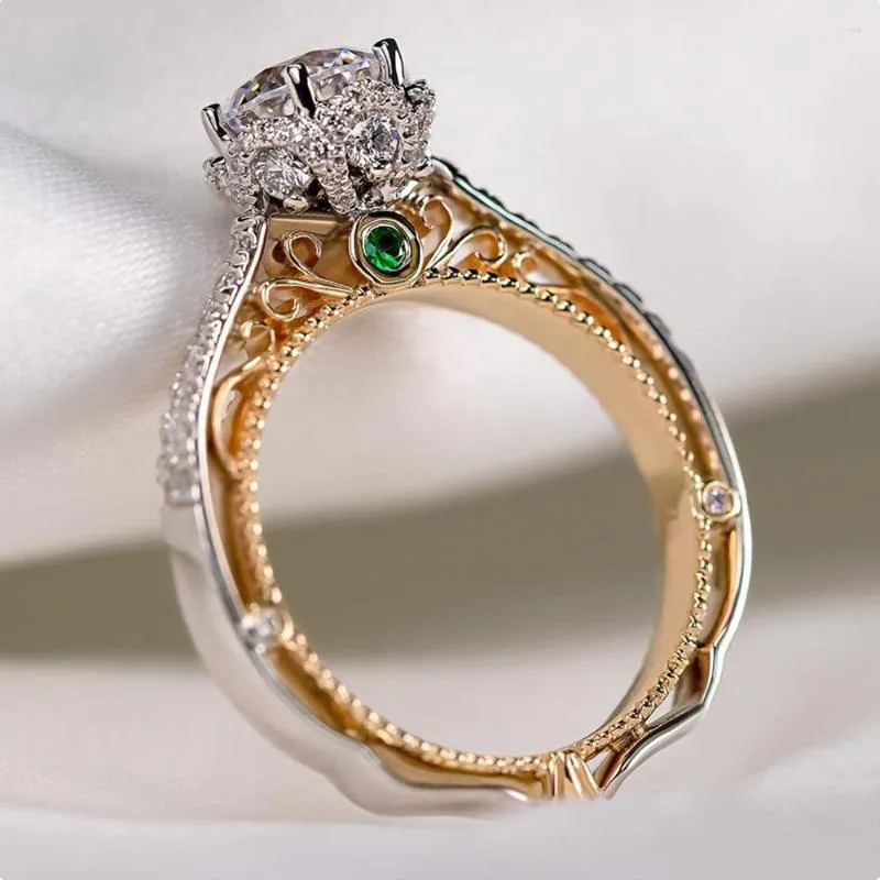 Cluster Rings Luxury Classic 6 Claw Diamond Ring 925 Silver Kvinnor Bröllopssmycken Unik Tvåfärgad Design Elegant Kvinnlig Engagemang
