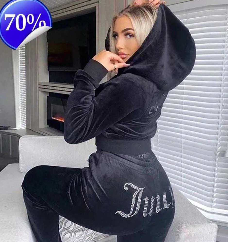 Kvinnors tvådelade byxor 2023 Vinter Suicy Coutoure Tracksuit 2-stycken Set Tracksuit Suit Women Velvet Juicy Sweatshirt and Pants With Diamonds Ropa Mujer FDAS