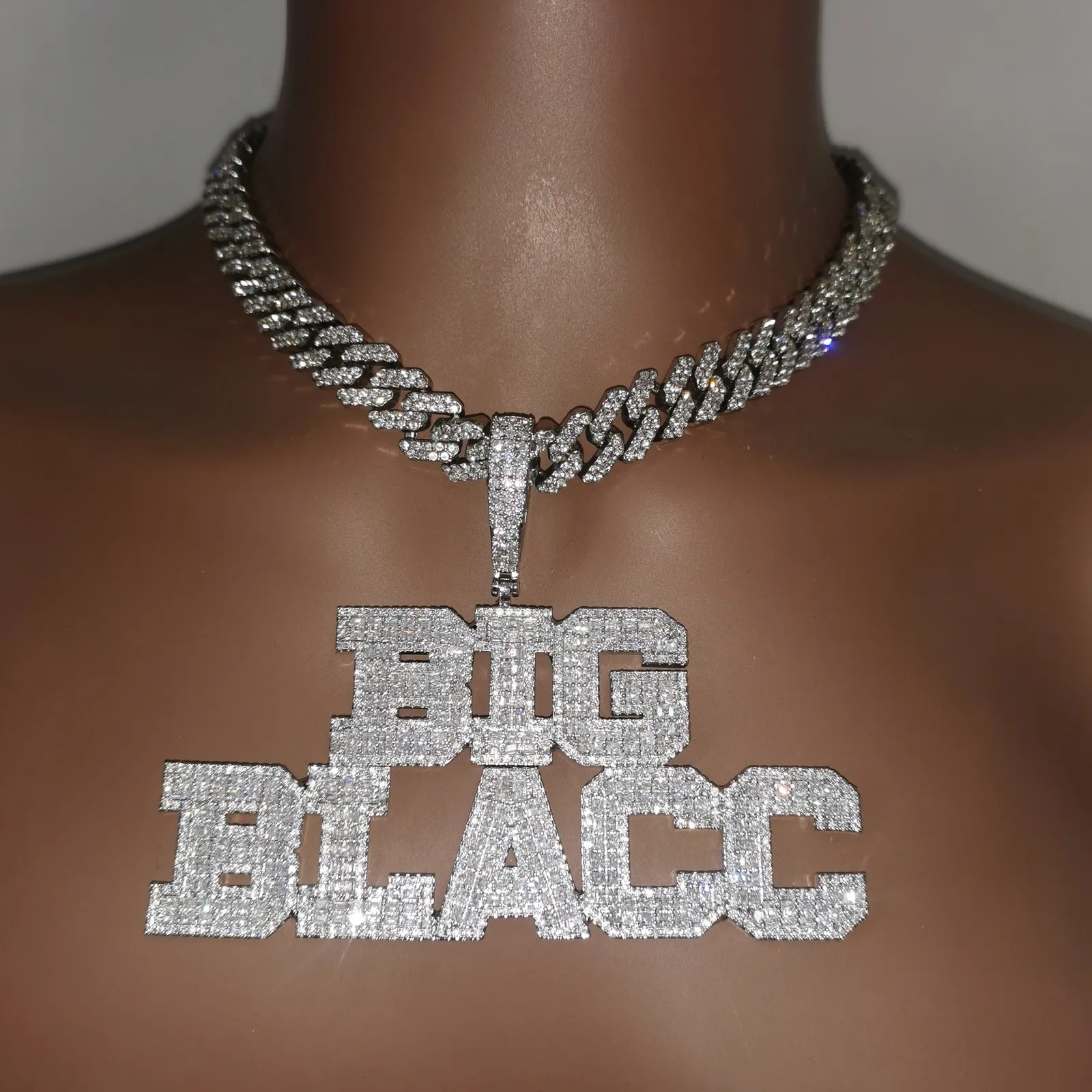 Collane con ciondolo Nome personalizzato Collana AAA Zirconia Baguette Lettere con grande cerchio CubanChain Ciondolo per uomo Donna Gioielli Hip Hop 230706