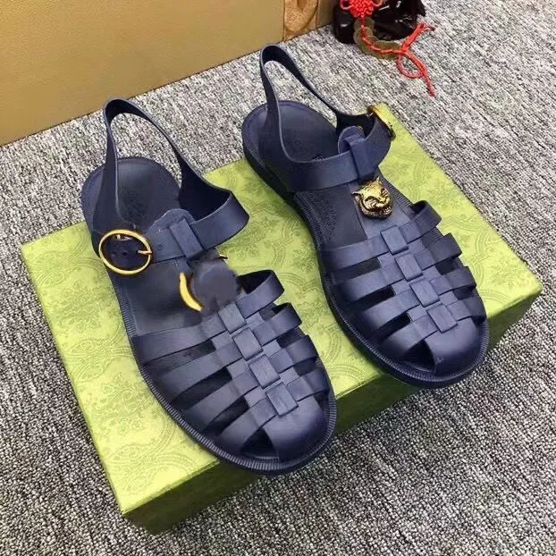 Designer svart gummi spänne band sandaler män kvinnor toffel metall katthuvud hårdvara gummi sula spänne stängning sandal lyx överdimensionerad toffel 04