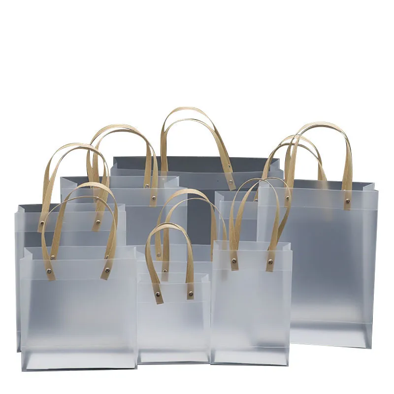 Altre forniture per feste per eventi 1030 pezzi Sacchetto regalo trasparente in PVC personalizzato con manici Tote trasparente PP Borsa shopping in plastica smerigliata Abbigliamento Bevande Imballaggio 230706