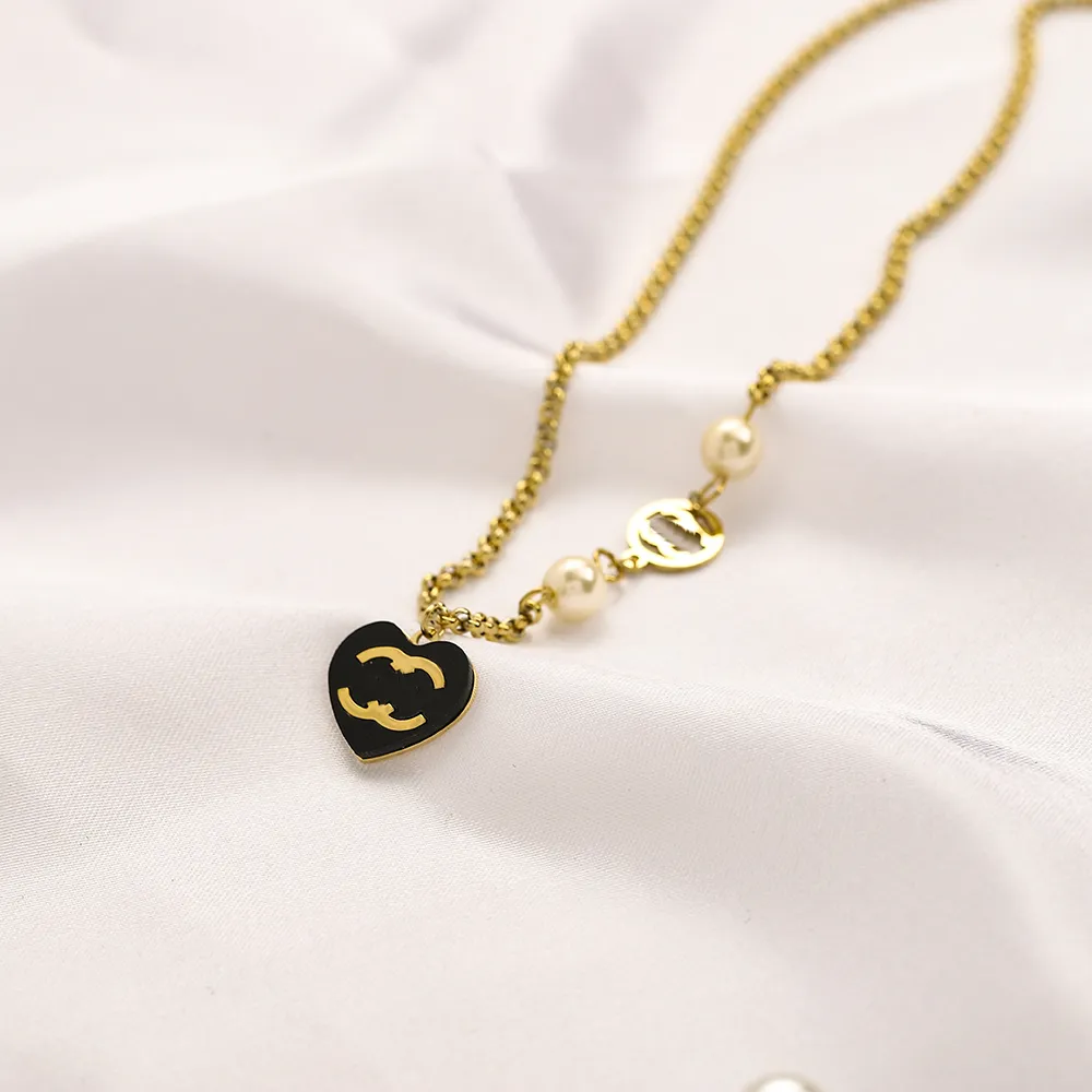 Designer C Necklace 18 Gold Plated Heart Pendant 2023 Love Jewelry Charming Girls Luxury rostfritt stål bröllop resor grossist