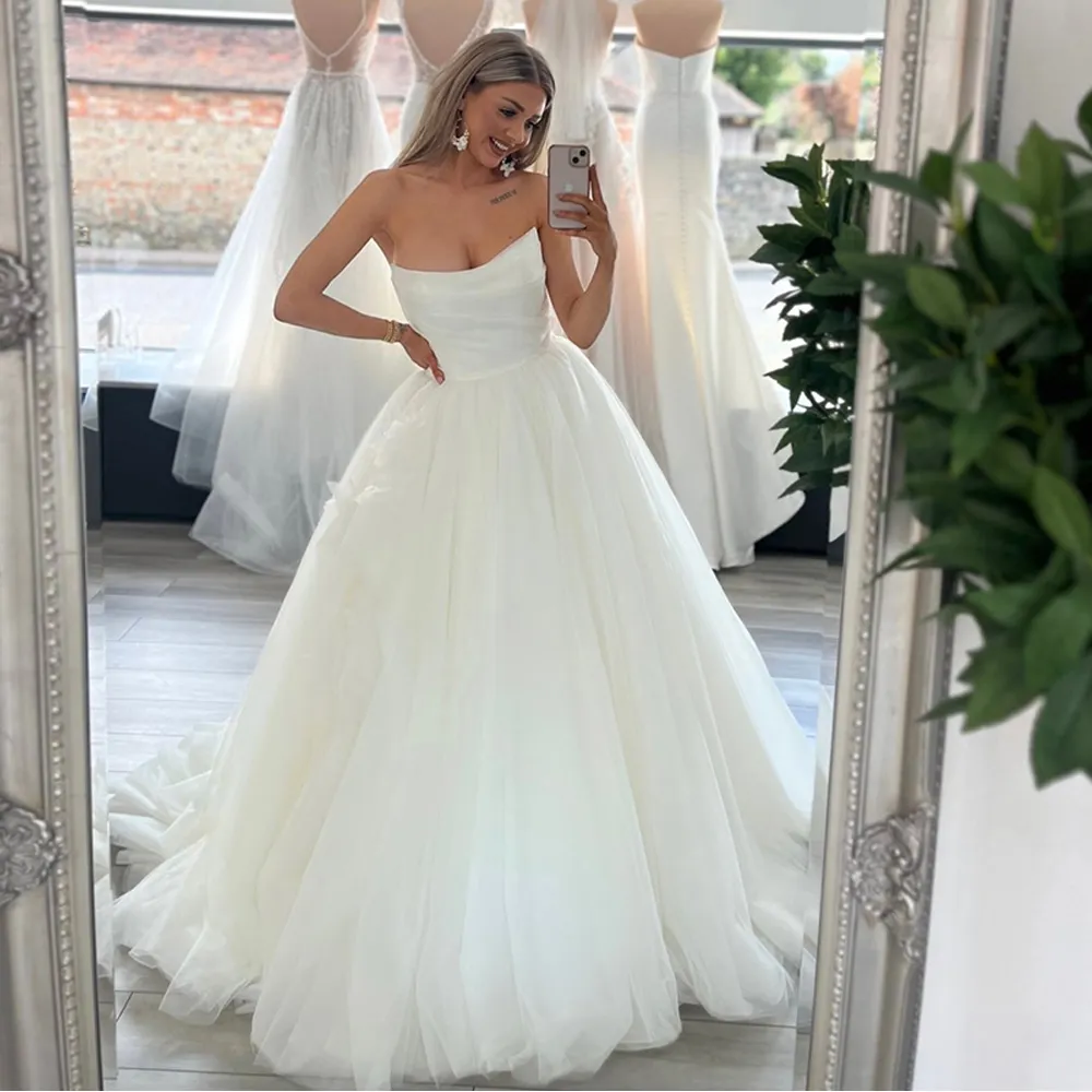 Modern Strapless Ball Gown Wedding Dresses Sleeveless Ruched Princess Bridal Gown Puffy Tulle Skirt mariee