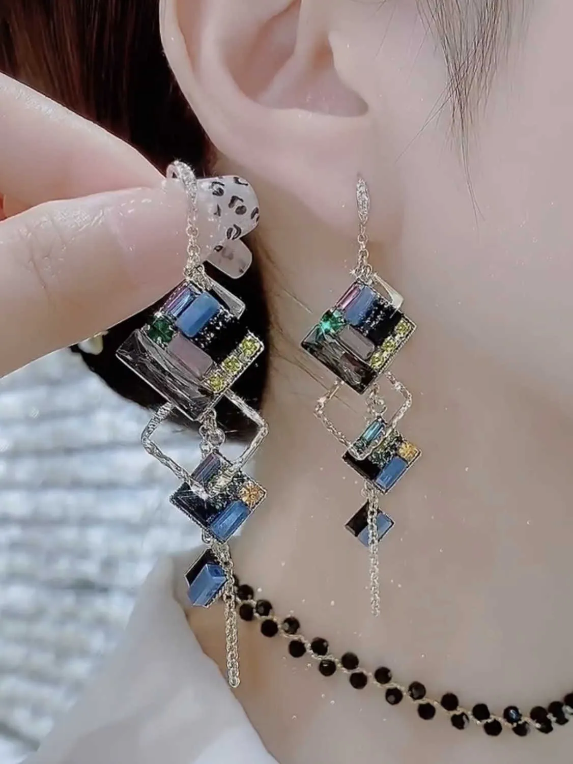 Inne akcesoria modowe Koreański kryształ Geometryczny kwadratowy frędzel Kolczyki dla kobiet Moda i luksus Srebrna igła Lekkie kolczyki w stylu luksusowym