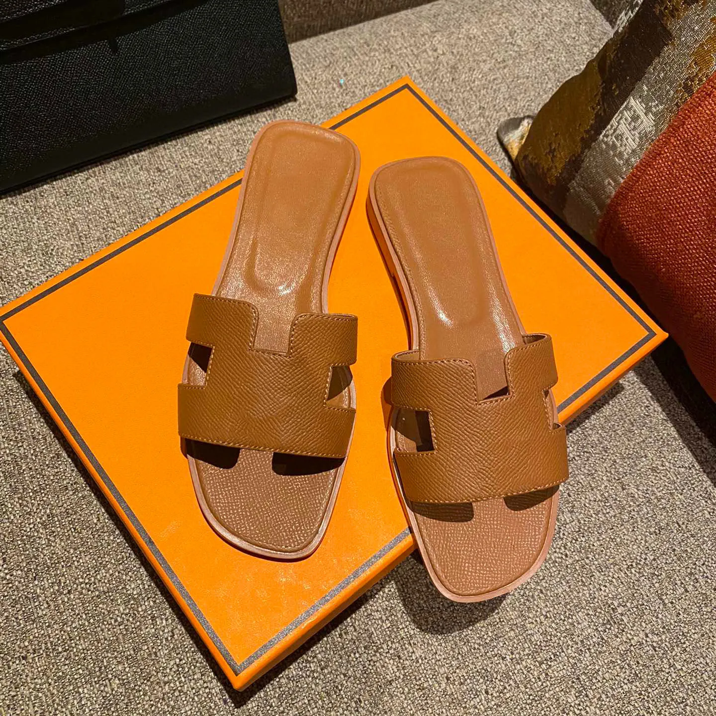 2024 Oran Sandals Designer Womens Chypre Flat Sliders Summer Sandale Shoes Ladies Lady Classic Brand Casual Woman Outside Beach Real Reather Top Quality 10A ADA