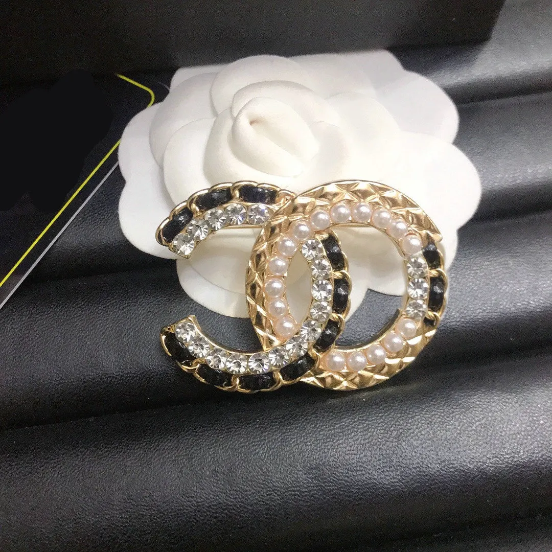 20 estilos de moda carta designer broche clássico marca pinos marca carta broches banhado a ouro inlay cristal strass broche jóias