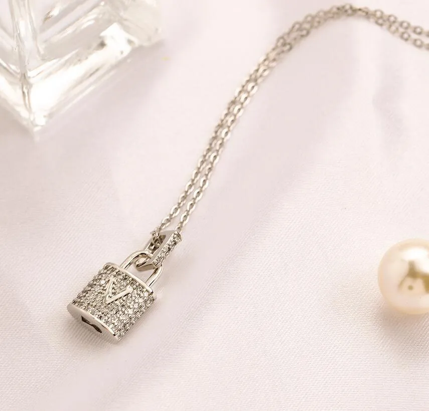 Projektant luksus 18 -karatowy złoto srebrne wisiorki nigdy nie zanikają marka ze stali nierdzewnej liter skórzany naszyjnik łańcuchy mody miłośnicy biżuterii świątecznej biżuterii