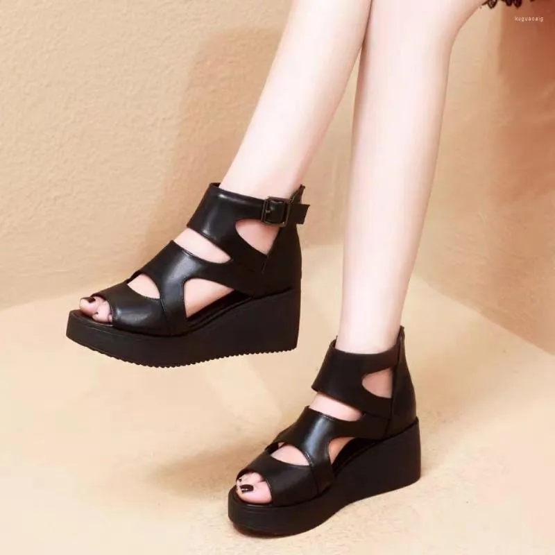 Sandalias de cuero suave de alta calidad PU 2023 verano tacón plataforma sandalia bota cuña Peep Toe zapatos de mujer hueco romano negro