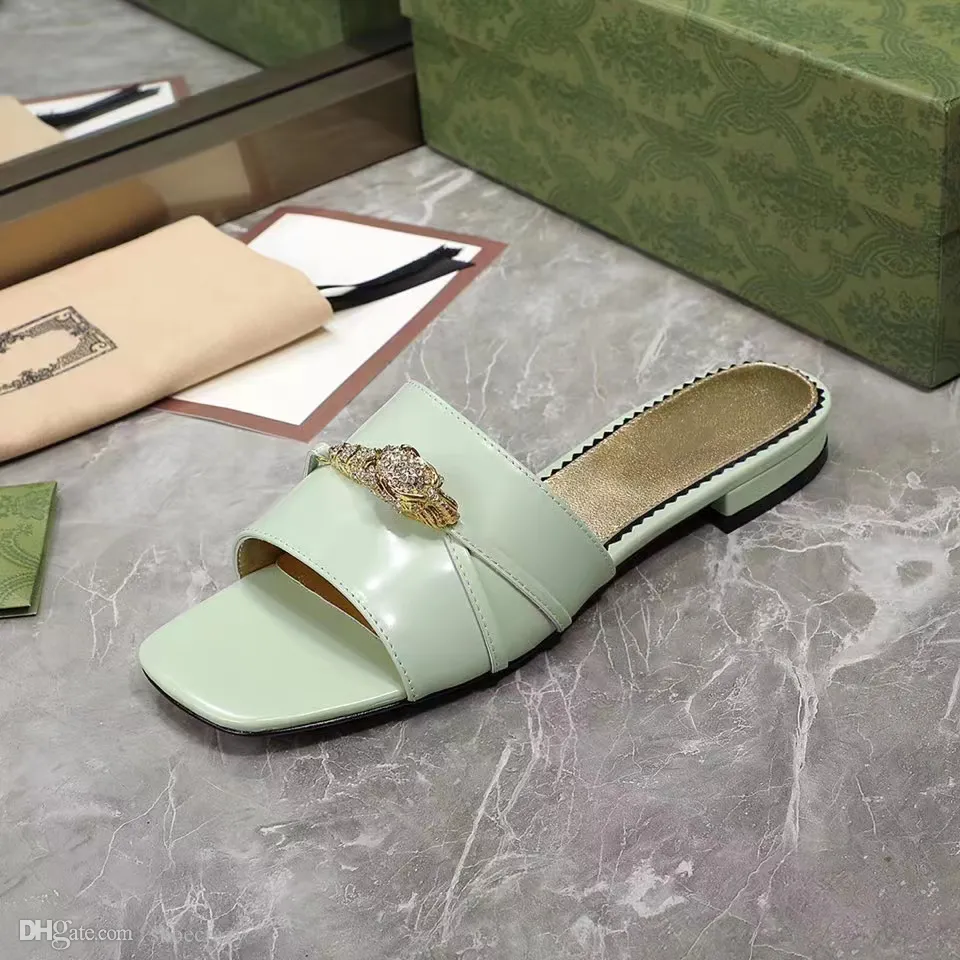 Kvinnliga designersandaler Mode lyxig platt klack Yttersula i italiensk läder strass dekorativa sandaler med fyrkantigt huvud Utomhus strandklänning Flip-flops 35-40 med låda