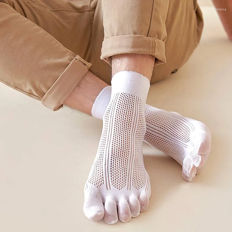 Chaussettes masculines d'été hommes couleurs solides mailles creuses cinq doigts larges nylons transparents avec des orteils.