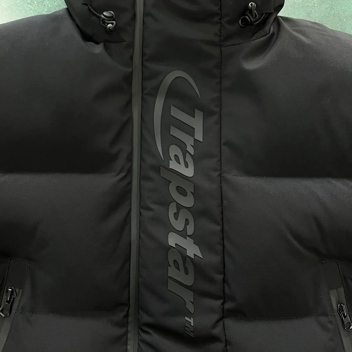 2023 Trapstar Jacket UK 럭셔리 디자이너 고품질 1 하이퍼 드라이브 기술 다운 -Black 버전 남성 겉옷 후드.