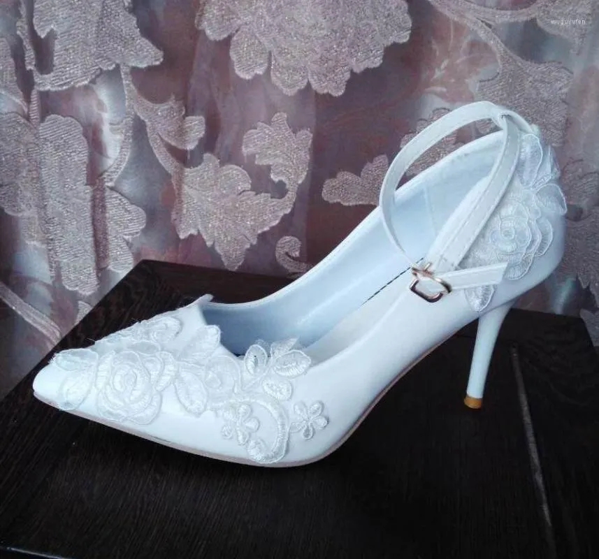 Chaussures habillées couleur blanche dentelle mariage femme Sexy bout pointu cheville boucle sangles Super haut talon aiguille mariée mariée pompes