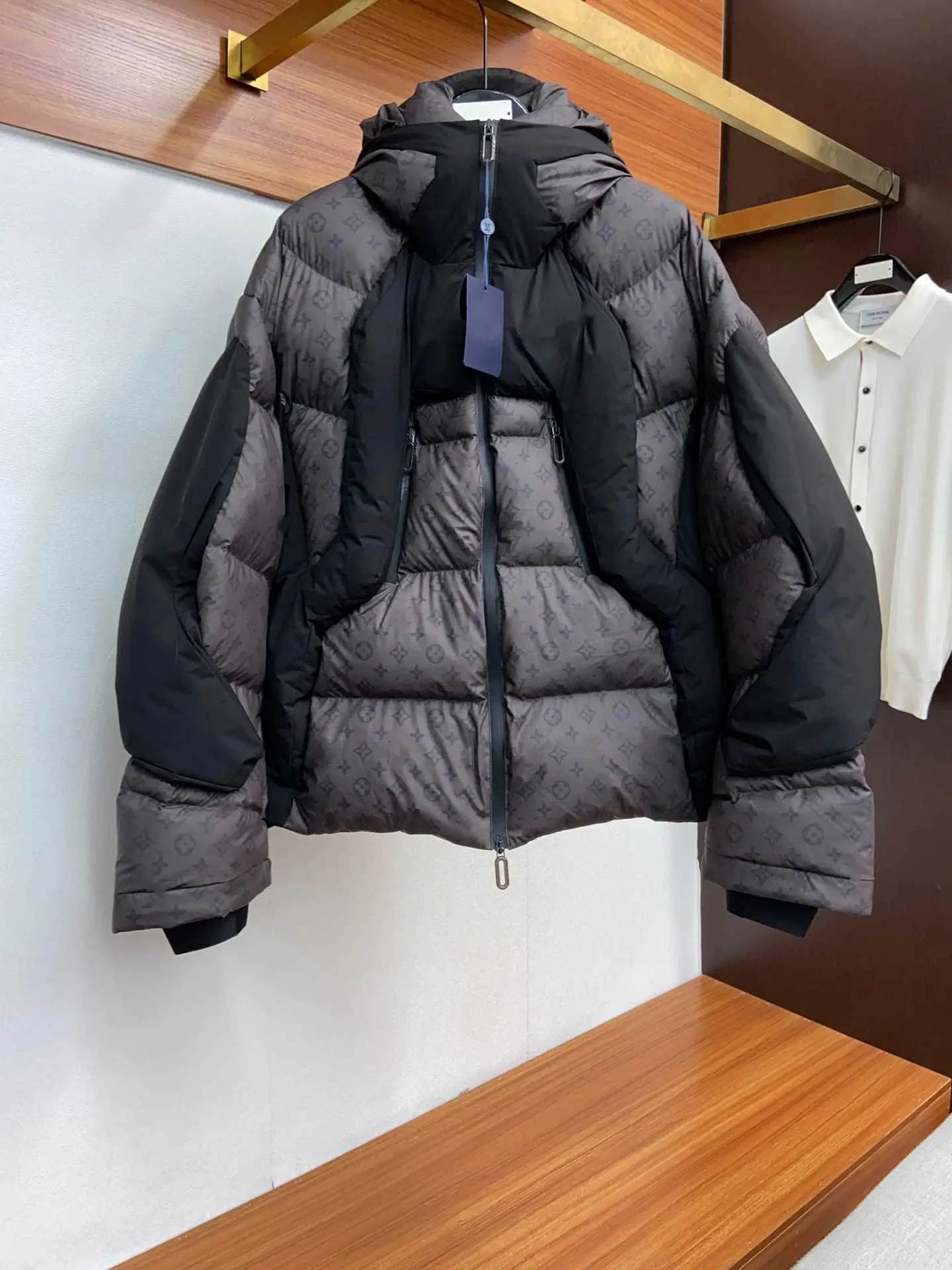 Winter temperature technology color-changing fabric super down jacket, according to the temperature change, full of science and technology and sense of the future.