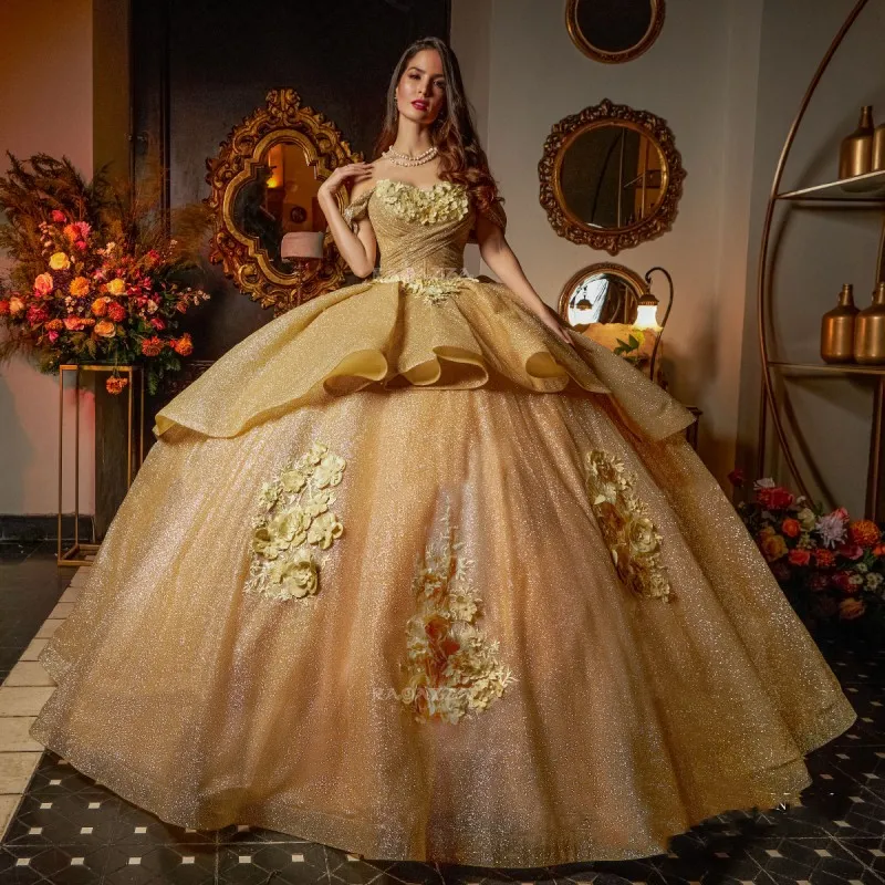 Złote błyszczące paski Spaghetti wielowarstwowa sukienka na Quinceanera suknia Bling kryształowe aplikacje koronkowe 3DFlower gorset Vestido De 15 Anos