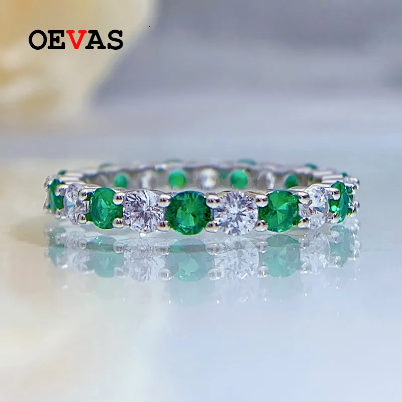 Med sidostenar OEVAS 100 925 Sterling Silver Emerald High Carbon Diamantringar För Kvinnor Glittrande Bröllopsfest Fina Smycken Present Partihandel 230707