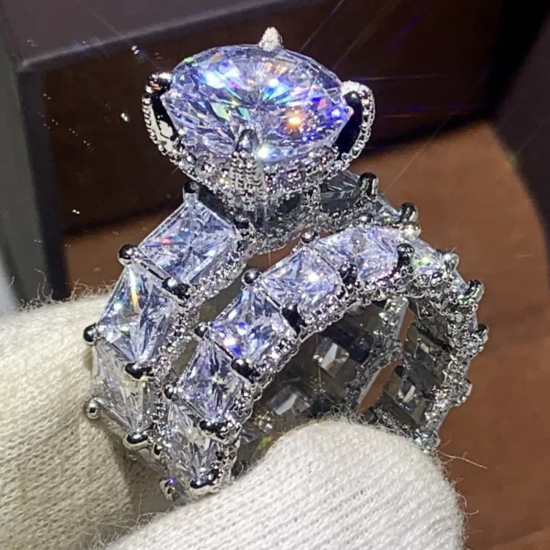 Z bocznymi kamieniami Choucong luksusowa biżuteria 925 Sterling Silver duży okrągły krój biały topaz CZ diamentowy pierścionek dla par zestaw ślubny dla nowożeńców 230707