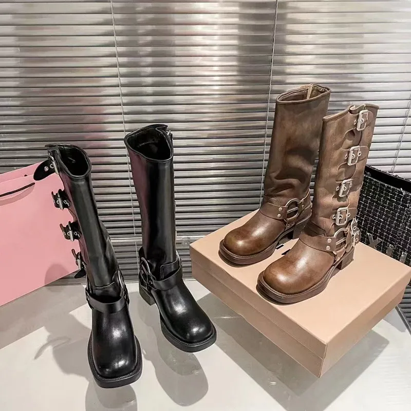 Botas de equitação femininas de grife 2023 novas botas de comprimento médio retrô fivela de couro salto médio botas da moda estilo punk europeu e americano sapatos femininos