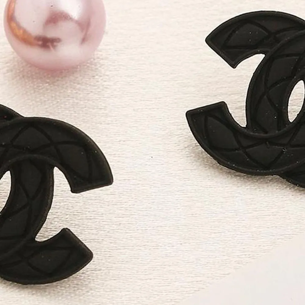 3 Farben Luxusdesigner Doppelmarke Buchstabe Hengst Ohrringe Material 18K Gold plattiert Nachahmung Perlen Frauen Geometrie Ohrring Girls Hochzeit Weihnachtsschmuck