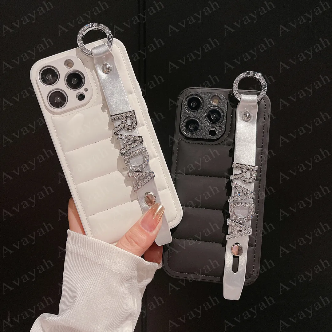 Luxurys Designer-Handgelenkband, Buchstaben-Handyhülle für iPhone 14 13 12 Pro Max 11 X Xs Xr, Leder, glitzernd, stoßfest, Nietenhaken, Fingerabdeckung