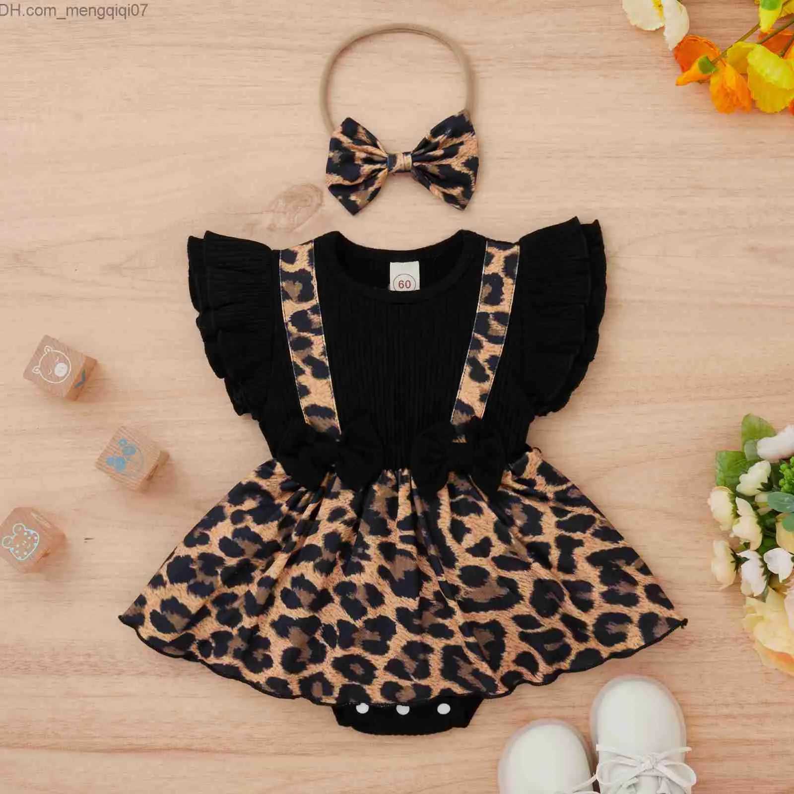 Letter and Dots or Triangles Print Short-sleeve Baby Romper