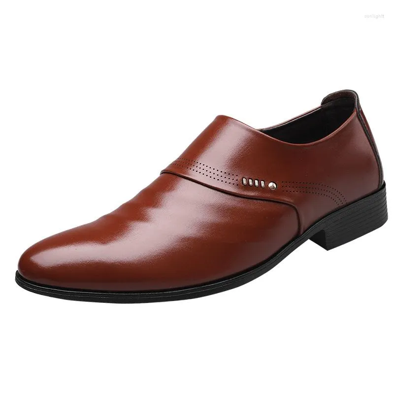Klänning Skor Läderprägling för män Klassiskt mode Lyxiga män Slitbeständiga halkfria skor för män Halkskydd Svart