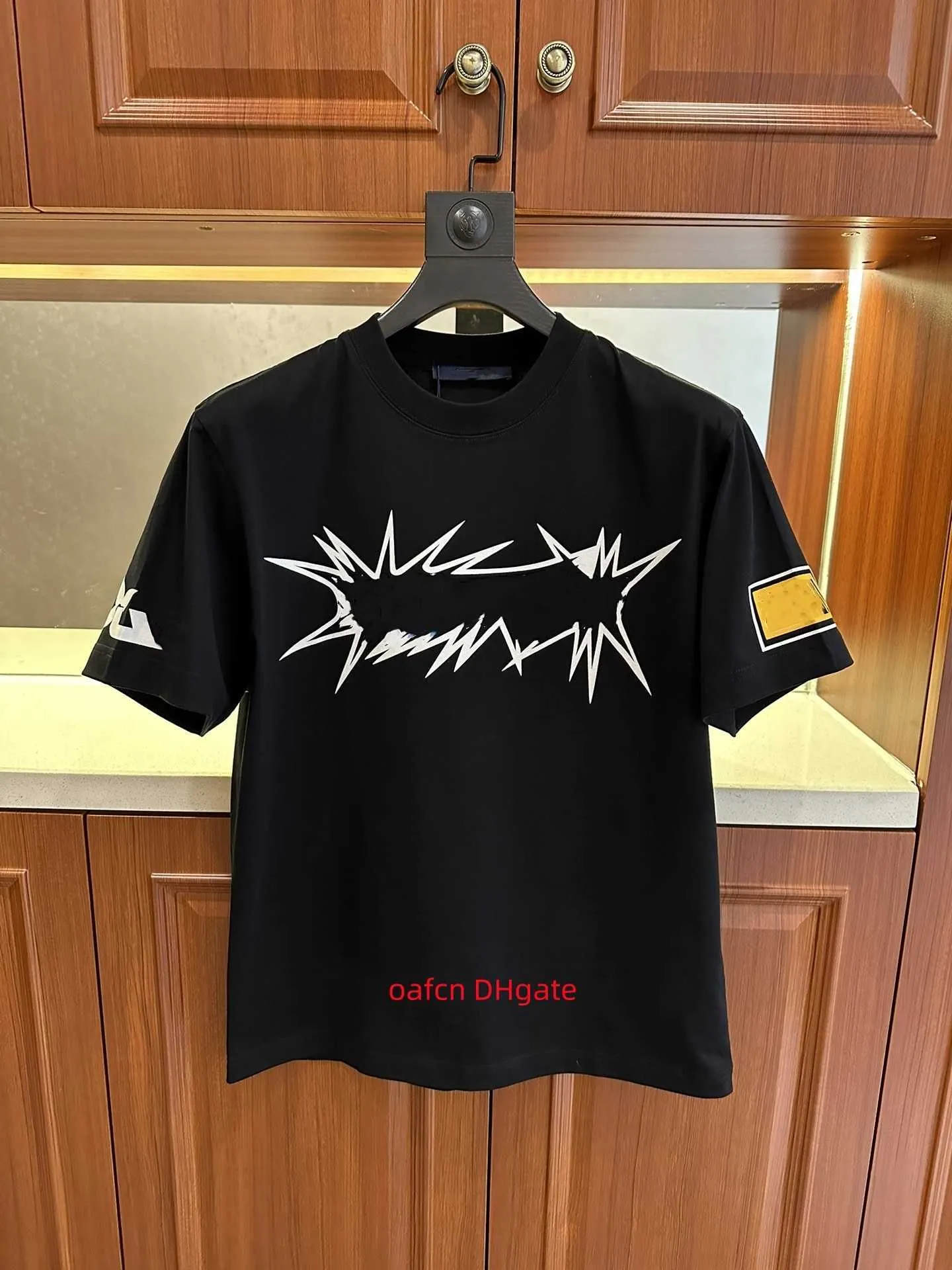 23SS Designer T-shirt för män sommar Ny T-shirt i amerikansk storlek Högkvalitativ designer kortärmad T-shirt med rund hals Explosionsmönster logotyp Lyxig topp på bröstet