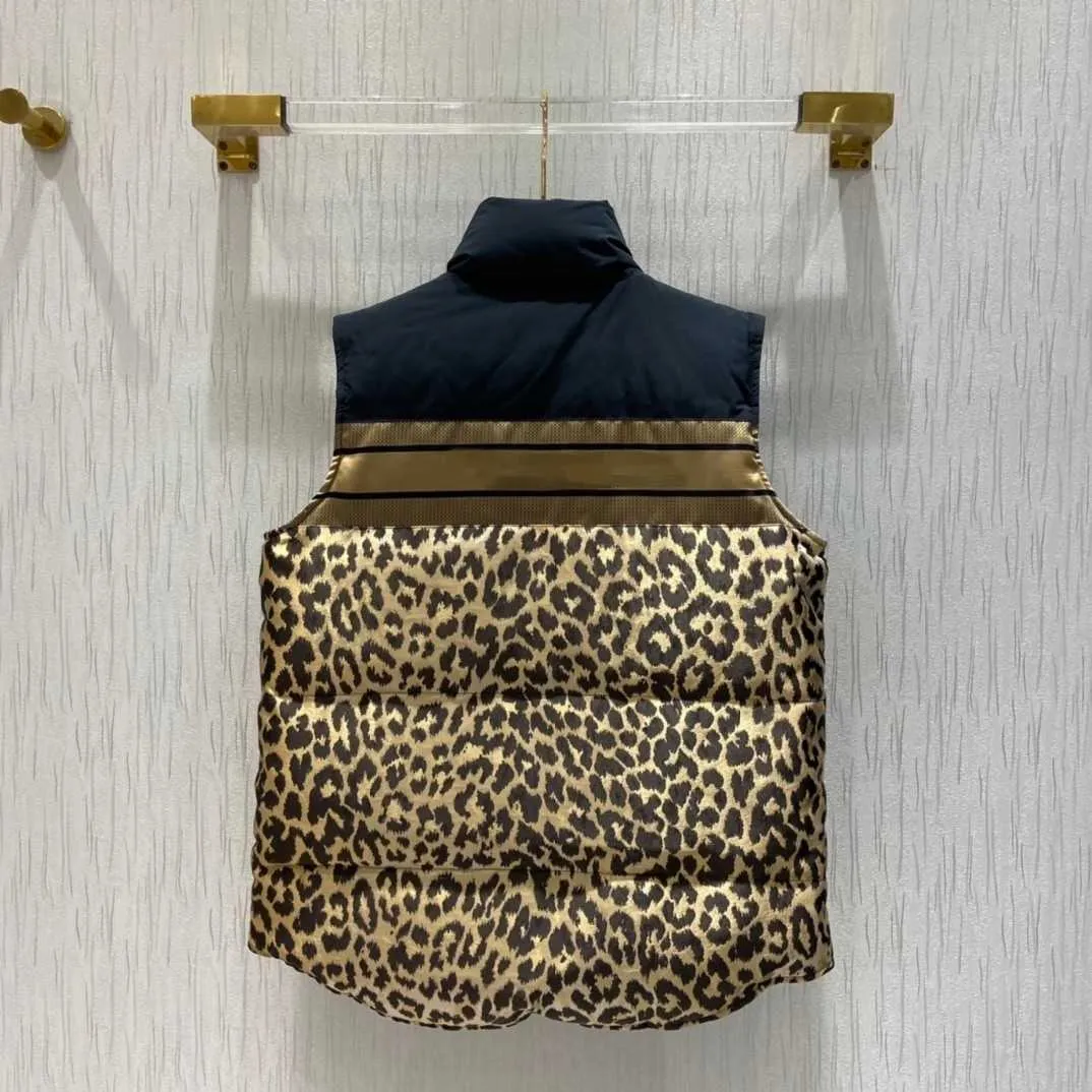 Gilet in piumino con stampa leopardata a doppia faccia da donna autunno e inverno, un metodo a due indumenti, abbigliamento economico e pratico, versione slim, leggero, caldo e alla moda.