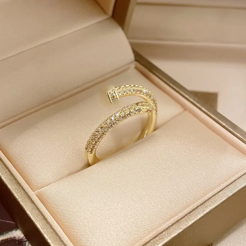 Pierścienie designerskie biżuteria paznokci pełna dostawa wiertła 2023 Europejska i amerykańska wszechstronna kreatywna temperament kości mikroinlay cyrkon Shell Zielony agat samochód