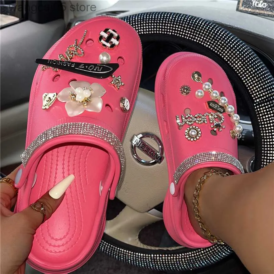 Tofflor nya mode kvinnors stövlar hål skor plattform trädgård sandaler pärla rhinestone charm grotta tofflor söta tecknade kvinnor skor clogs t230711