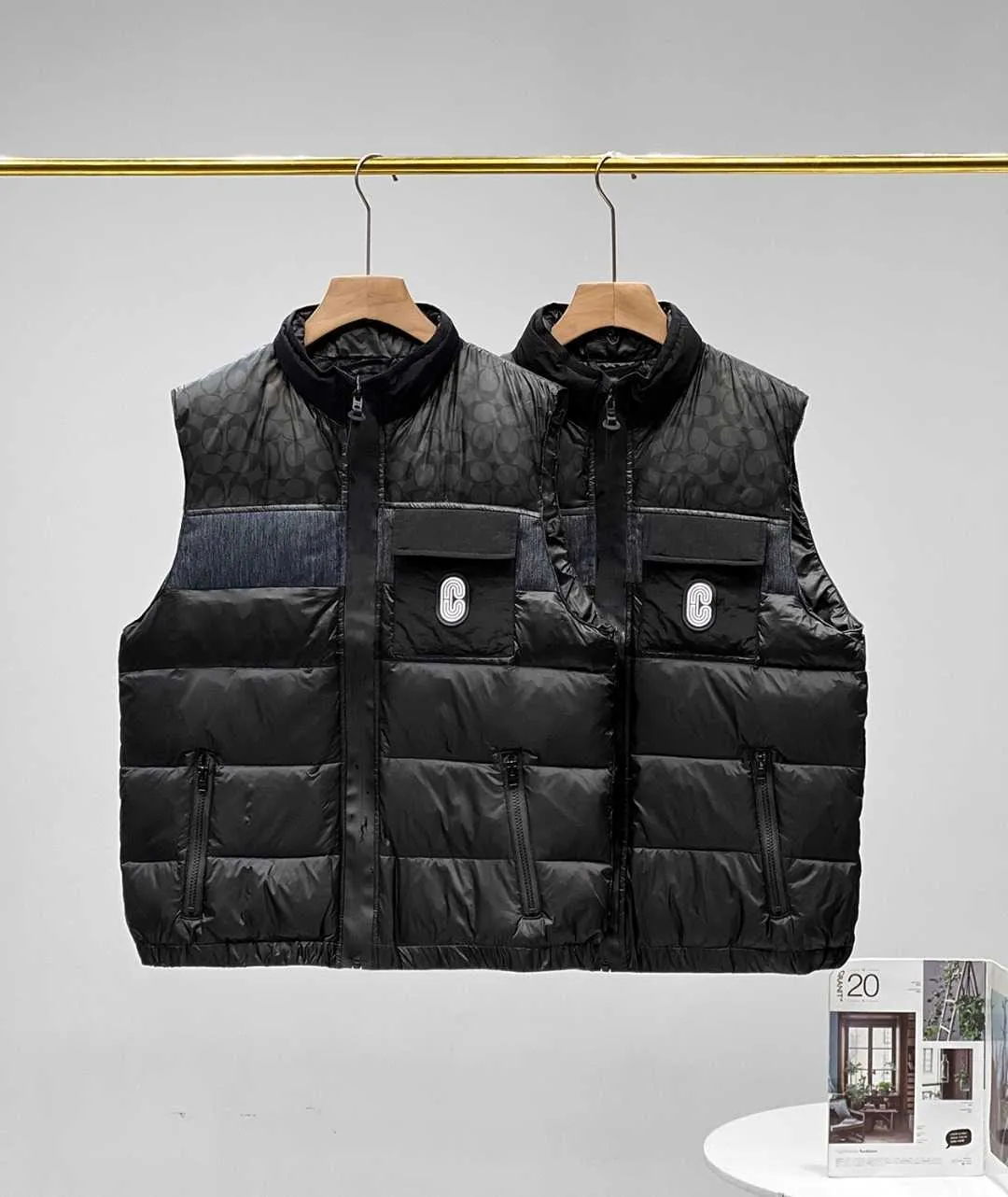 Autumn and winter presbyteria c word splicing down vest, standing collar windproof design, protect the neck from air leakage, the hem closing design is not air leakage.