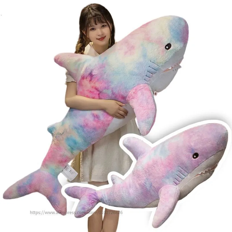 Poupées en peluche 60 140 cm Géant Kawaii Coloré Requin Jouet Doux Animal En Peluche Lecture Câlin Oreiller Coussin Cadeaux D'anniversaire Poupée Pour Enfants Décor 230710