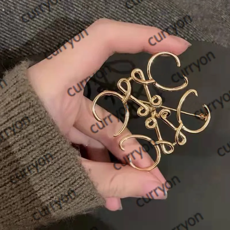 Spille per lettere semplici Spilla Gioielli di design di lusso per donna Spille in oro Mens Classic Brand Sciarpa al seno Vestito Ornamento Abito Decorazione Spille