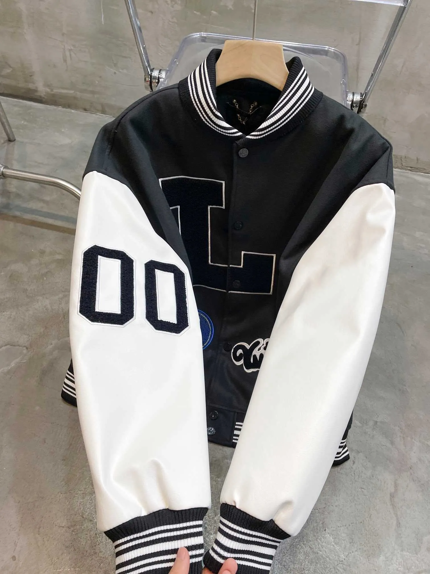 Autumn and winter letter baseball uniform plus cotton jacket, sleeves are imported from Australia calfskin, thick, full and round, not ball, cotton skin.