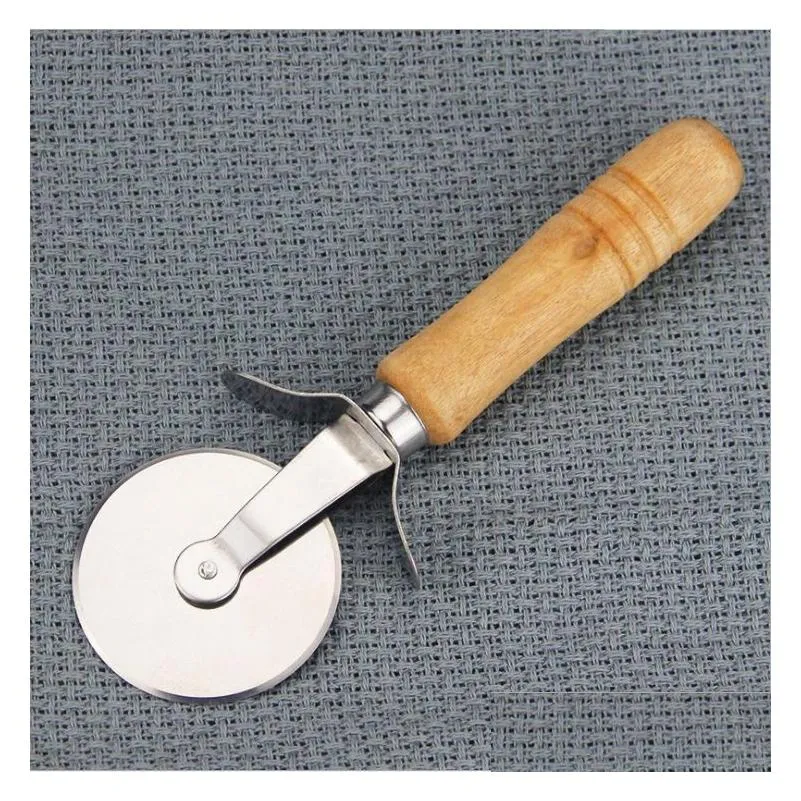Stainless Steel Round Pizza Cutter With Wooden Handle Confortable And