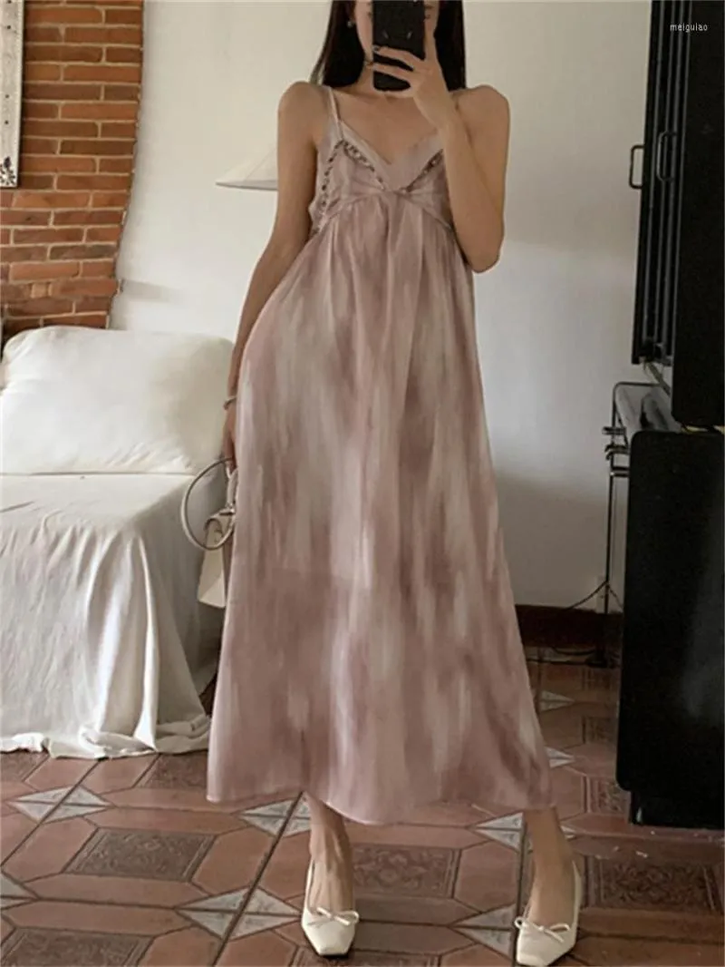 Fritidsklänningar PLAMTEE Kvinnor Elegant Blommor Slip Dress Vintage Ärmlös Chic Tryckt Djup V-ringad Sommar Sexiga Tjejer OL Semester 2023 Gentle