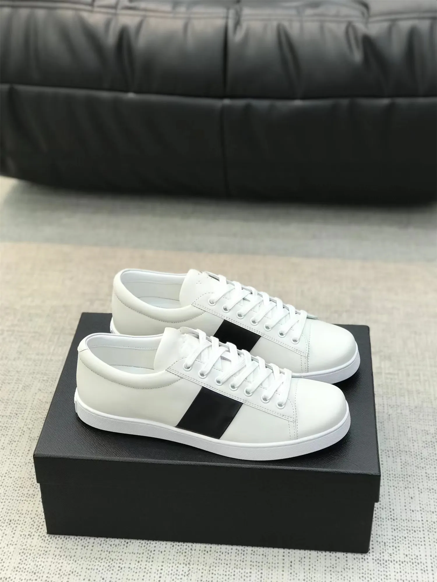 2024Ss Brushed Leather Sneakers: Luxury Contrasting-Colored Side Stripe  Skateboard Walking Shoes for Men Wholesale Footwear