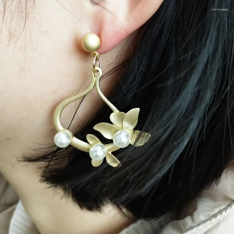 Dingla örhängen Mode All-match Kreativ Utsökt personlighet Prydnad Kvinnor Eardrop Cutout Faux Pearl Blommor Hänge Tillbehör