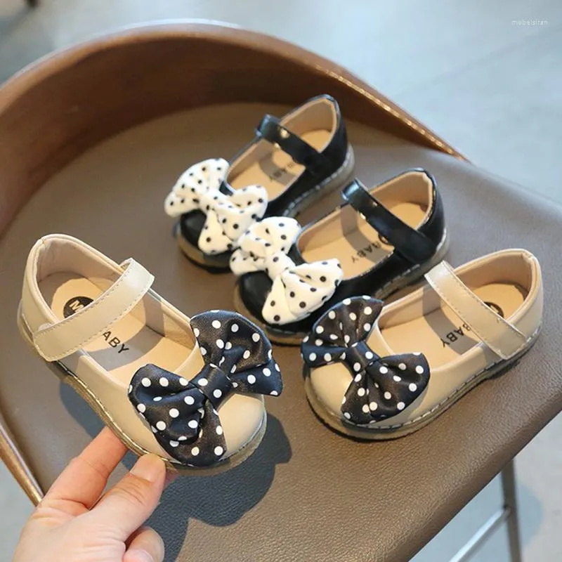 Плоская обувь 2023 Spring Girls Mary Janes Dot Bowtie Princess Platform Кожа для детских детских детских платьев обувь осень