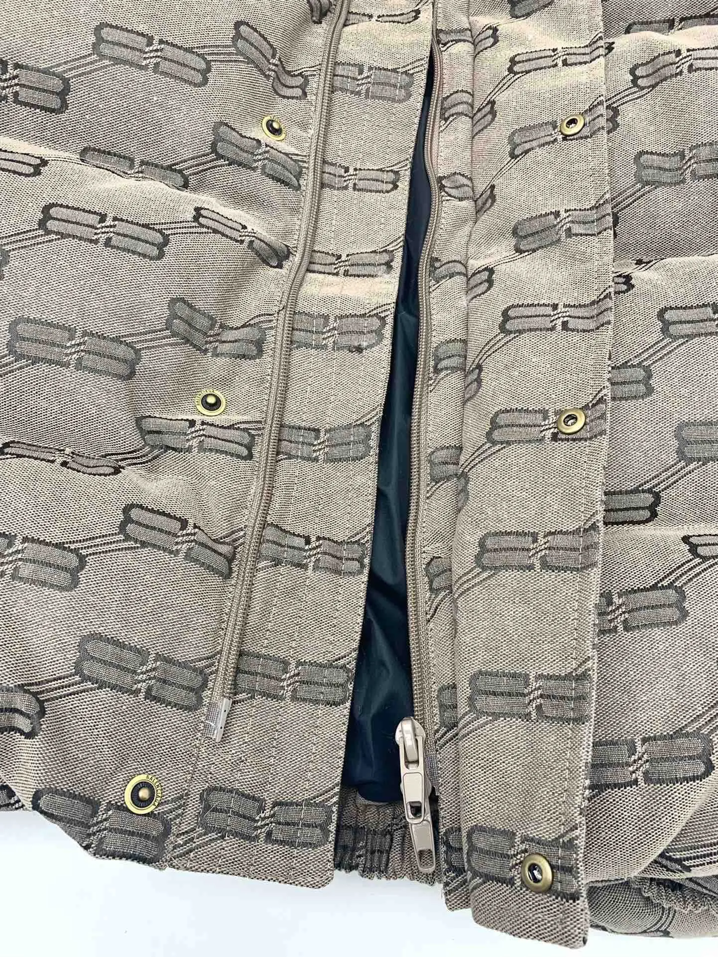 Casaco masculino de outono e inverno com silhueta de cinco grades e mangas compridas, coberto com padrão clássico de duplo b, volume de pilha pesado e alto g, quente e confortável.